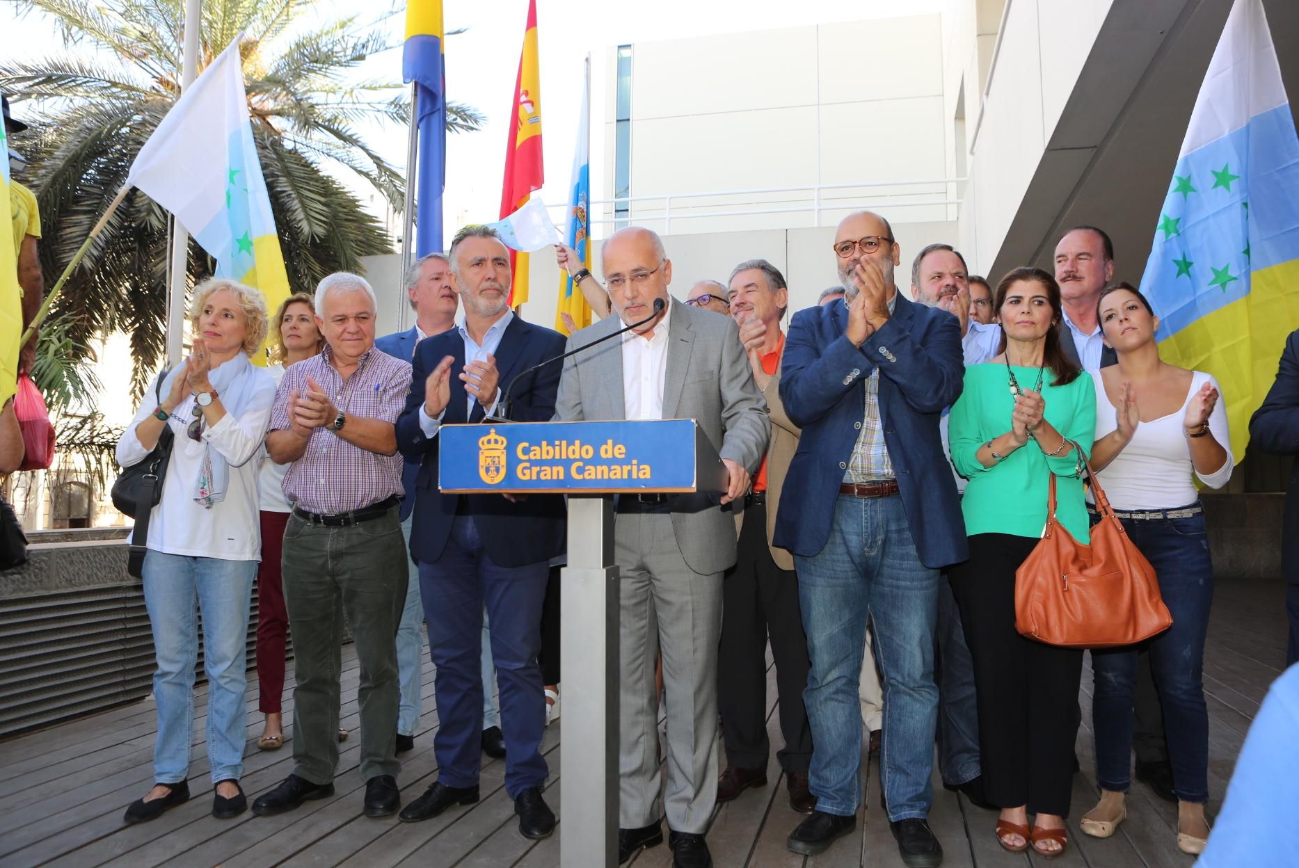 Consejeros del grupo de Gobierno del Cabildo de Gran Canaria en el acto en el que se iba a izar la bandera