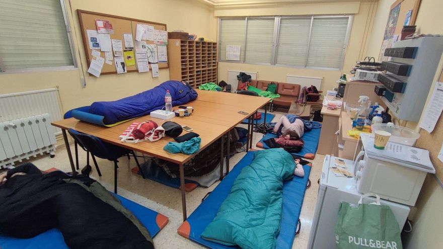 Más de 140 docentes se encierran en 17 centros educativos de Cantabria para exigir negociar la adecuación salarial