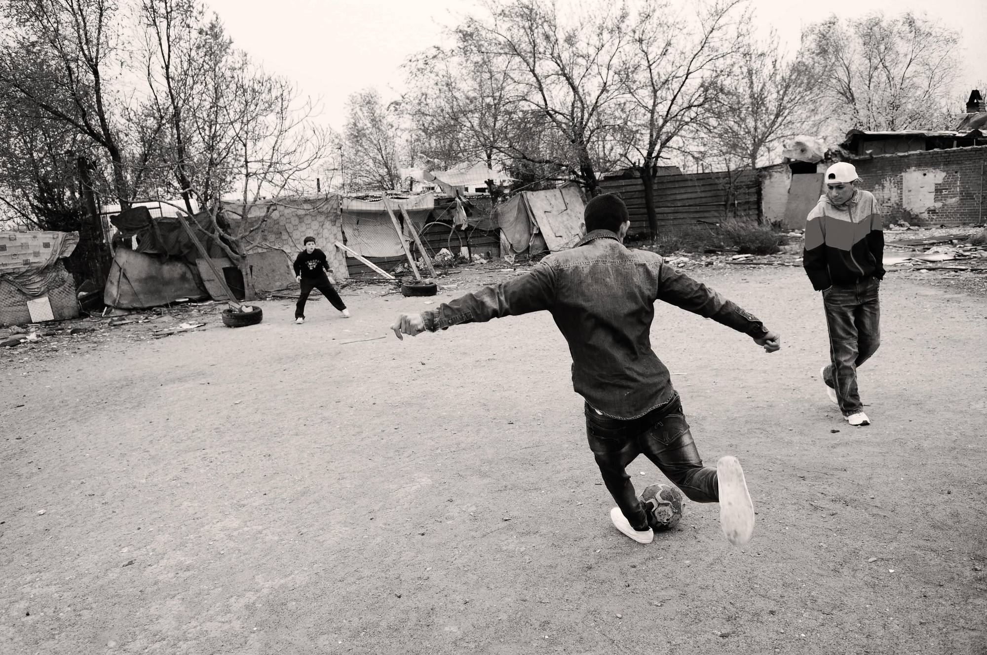Los jóvenes del barrio limpiaron esta explanada, convertida en vertedero, para poder jugar al fútbol