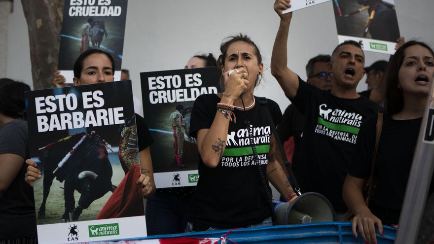 Manifestantes de la agrupación Anima Naturalis en el día de la vuelta de las corridas de toros en Palma.