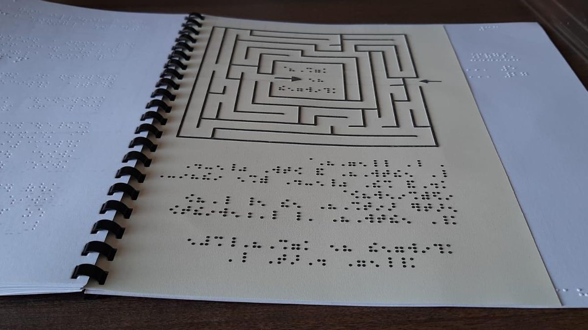 Libro con sistema Braille en La Cosmológica.