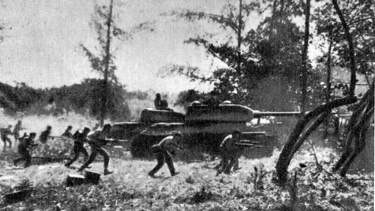 Soldados y carros de combate cubanos responden a la invasión en Bahía Cochinos contra Fidel Castro. 