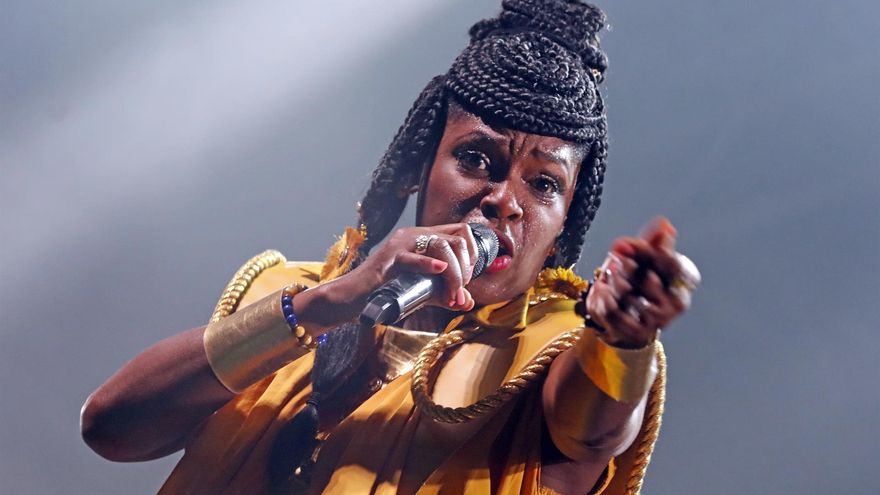 La cantante Eno Williams al frente de la banda británica Ibibio Sound Machine durante el concierto que ofrece este sábado en la tercera jornada del festival de música, artes y danza Womad Las Palmas de Gran Canaria 2022. EFE/ Elvira Urquijo A.