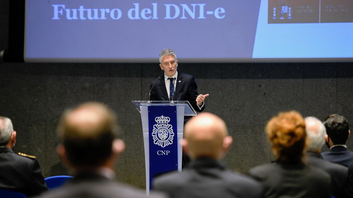 El ministro del Interior, Fernando Grande-Marlaska, interviene durante la presentación del libro conmemorativo del 75 aniversario del DNI