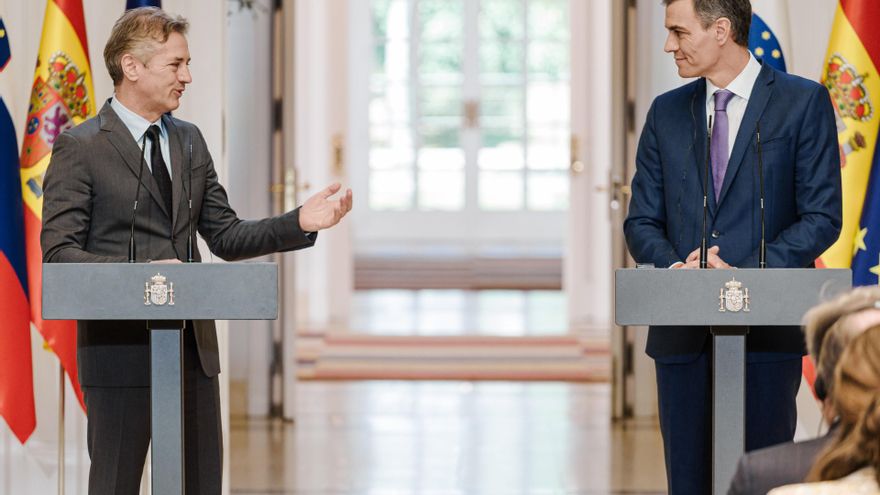 El presidente del Gobierno, Pedro Sánchez (d), y el primer ministro de la República de Eslovenia, Robert Golob (i), ofrecen una rueda de prensa tras un encuentro en el Palacio de la Moncloa