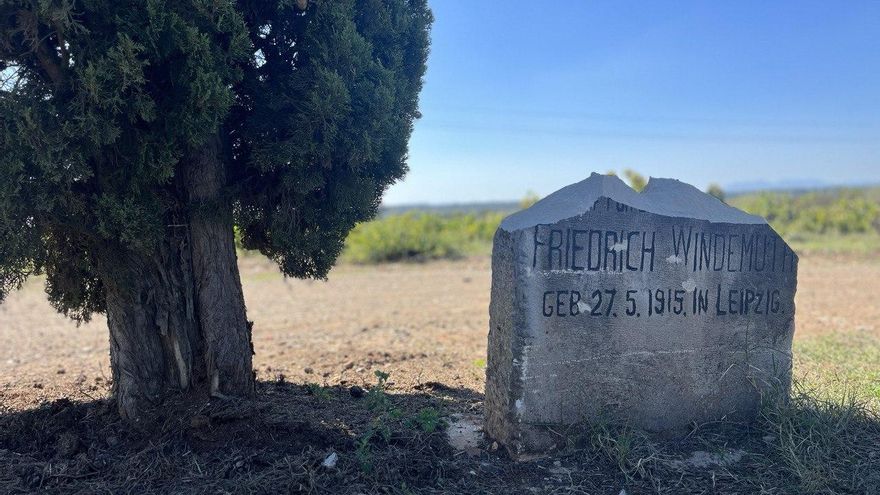 La lápida del último aviador nazi abatido en Catalunya al que ponía flores su rival republicano