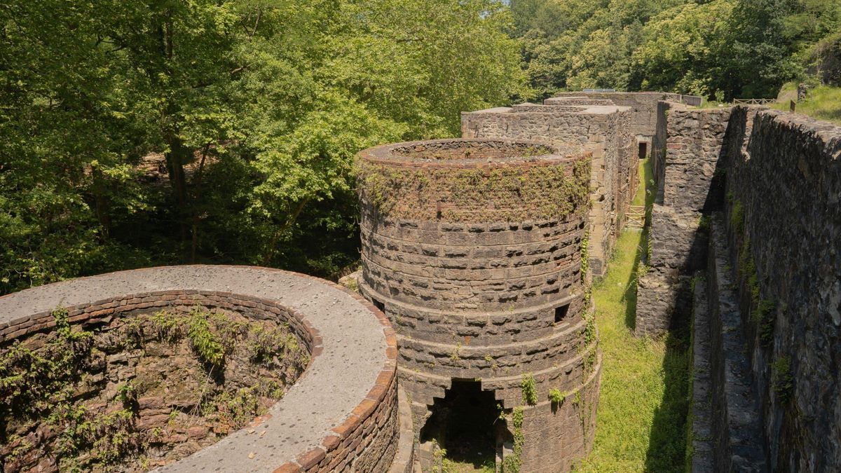 La ciudad fronteriza con Francia perfecta para recorrer a pie y que conserva unas termas romanas de hace 2.000 años
