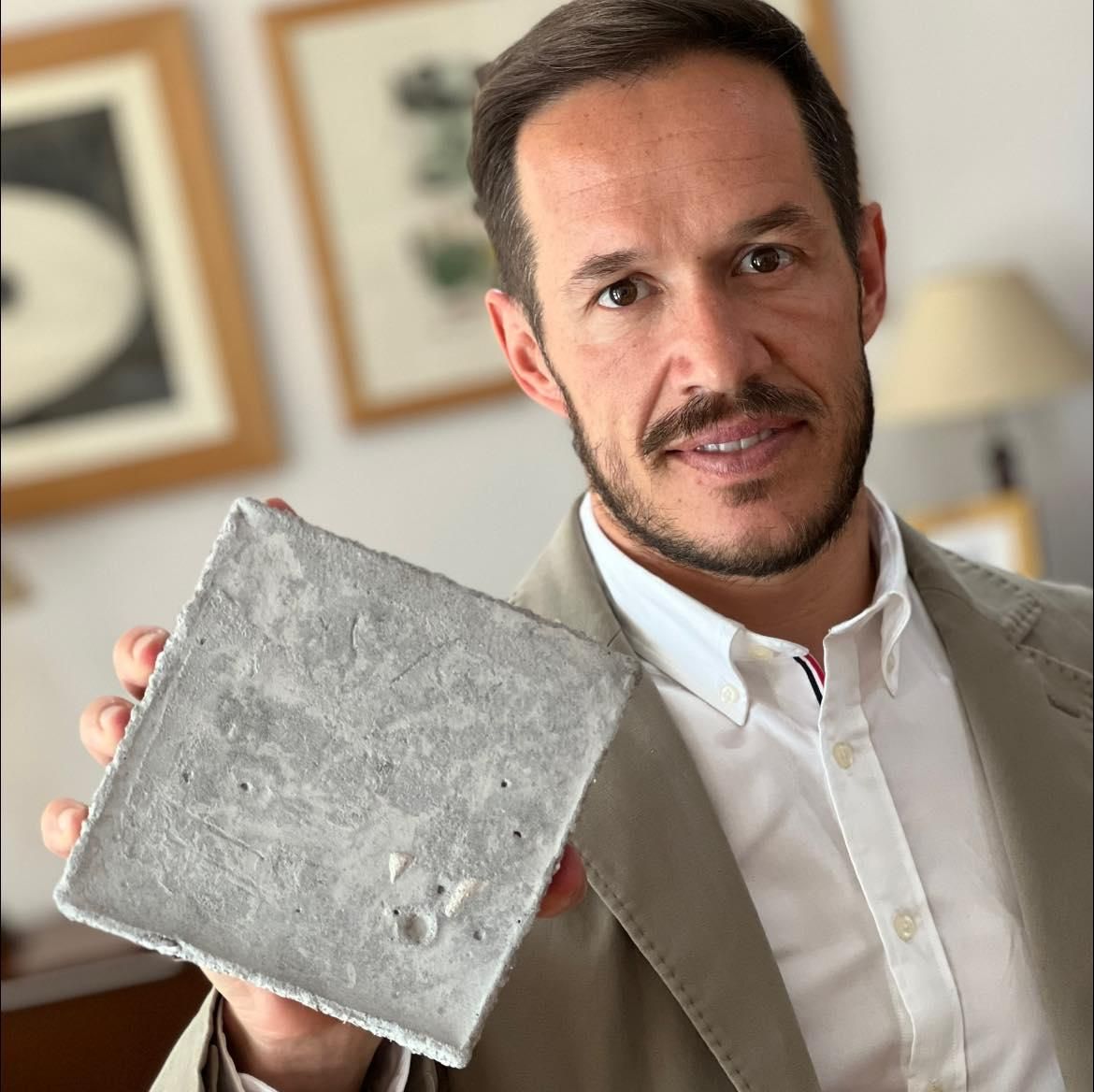 Mariano Zapata con el bloque de ceniza del volcán.