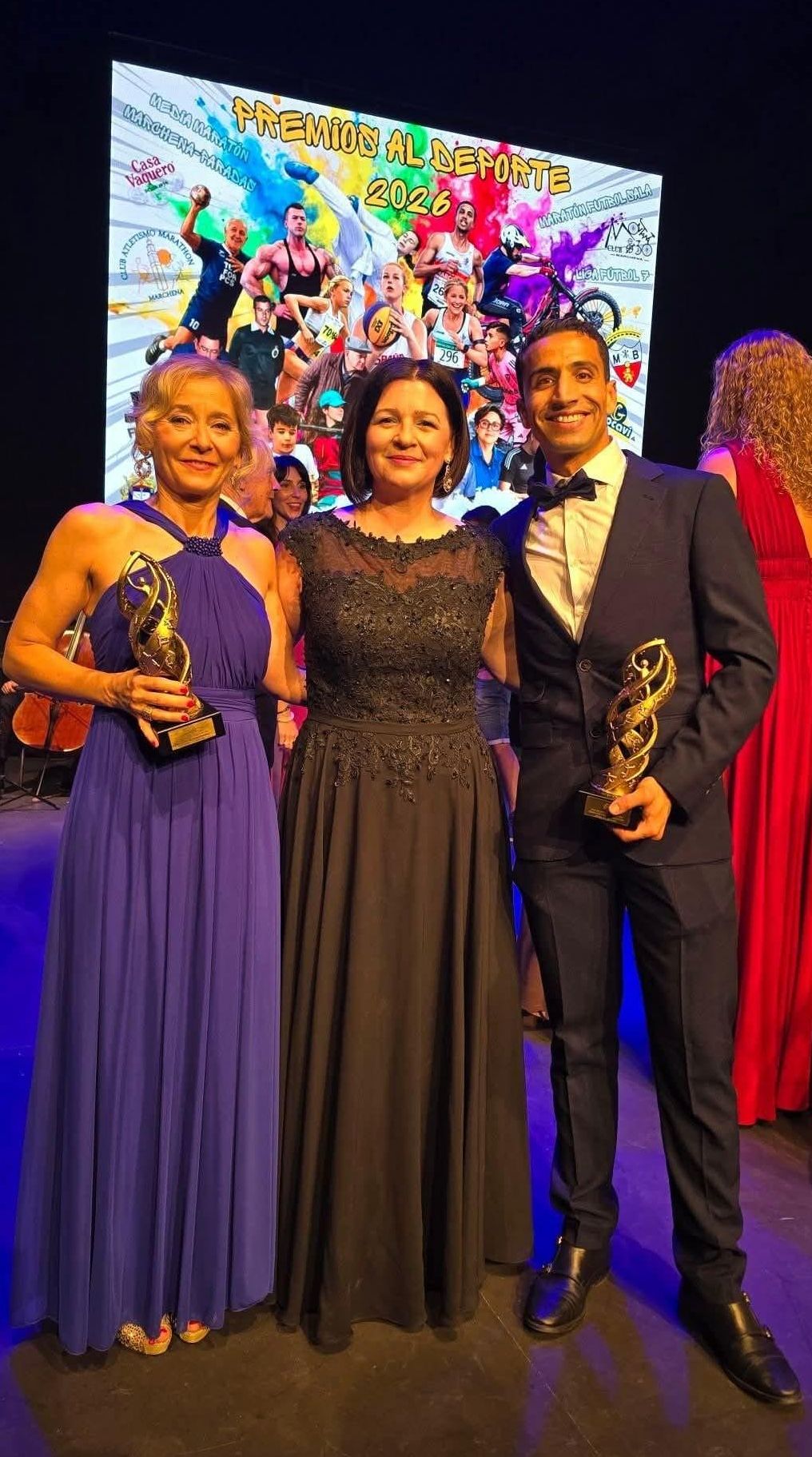 En el centro, la alcaldesa de Marchena, María del Mar Romero, junto a los ganadores en la categoría de Mejor Deportista, Pilar de Guindos y Said El Bouchikhi