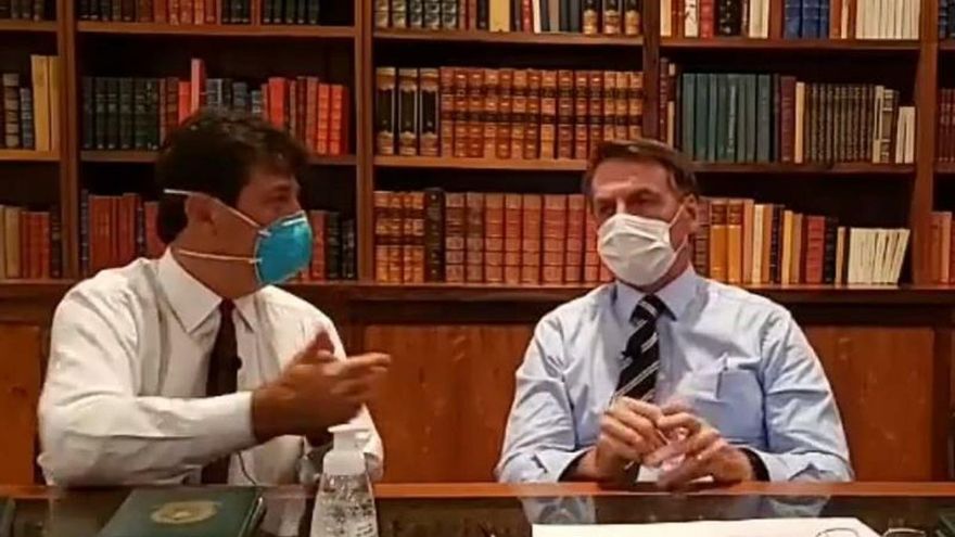 Captura de pantalla de un video publicado en la cuenta oficial del presidente de Brasil, Jair Bolsonaro (d), que muestra al mandatario mientras participa en un video publicado en su canal, mientras se mantiene aislado, en el Palacio de la Alvorada, en Brasilia (Brasil).