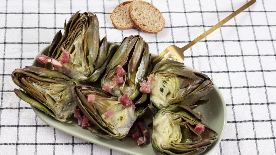 Con jamón, crujientes por fuera y en su punto por dentro: cómo hacer flores de alcachofa