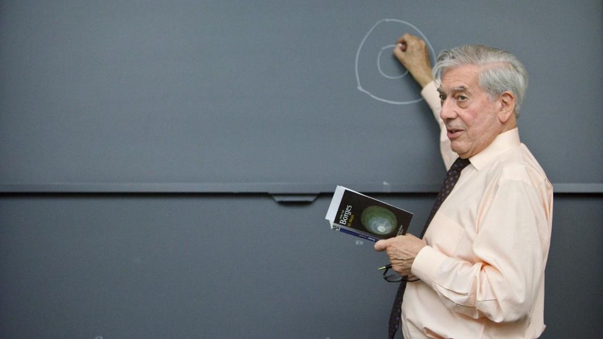 mario vargas llosa impartiendo un curso sobre borges en la universidad de princeton foto por james leynse corbis via getty images
