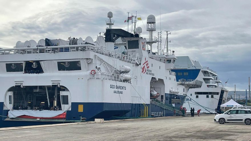 El barco humanitario de MSF pide puerto para 439 rescatados en el mar