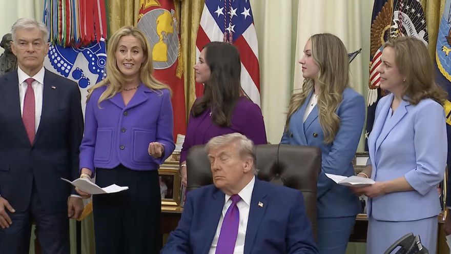 Trump da cabezadas en el Despacho Oval y la Casa Blanca replica que estaba "pestañeando"