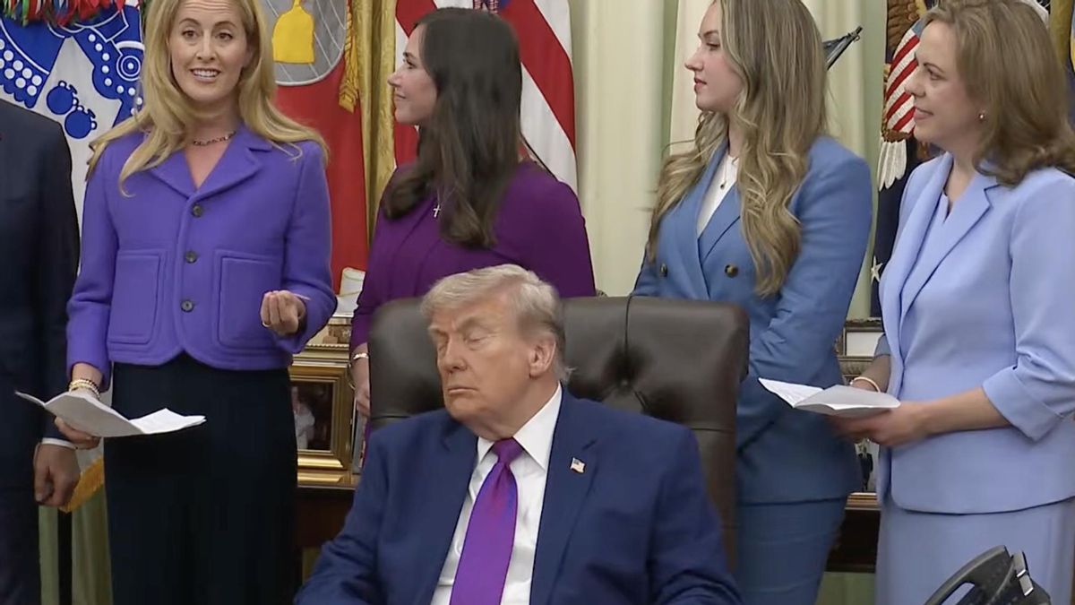 Trump da cabezadas en el Despacho Oval y la Casa Blanca replica que estaba "pestañeando"