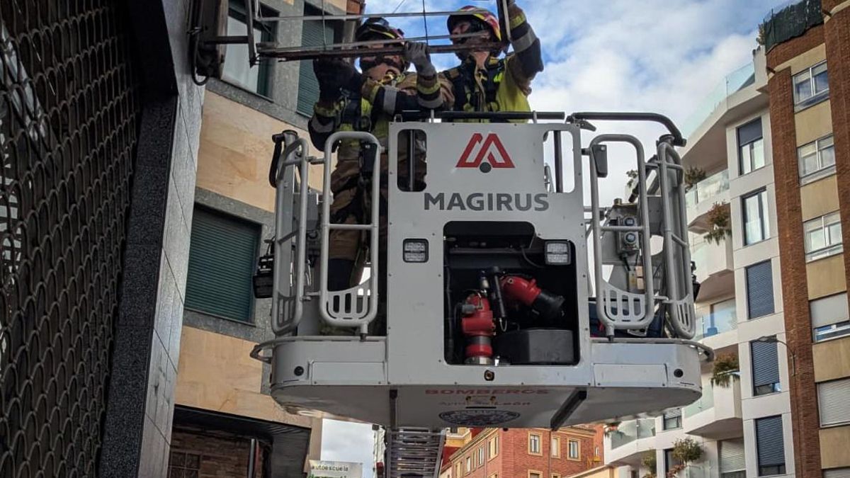 Los Bomberos de León retiran un cartel con riesgo de desplome en la avenida Álvaro López Núñez de León