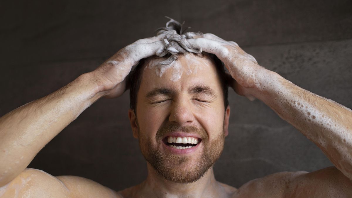 Una experta aclara cómo afecta al cabello lavarlo con agua dura: “Tiene contenido en metales como el calcio y el magnesio”