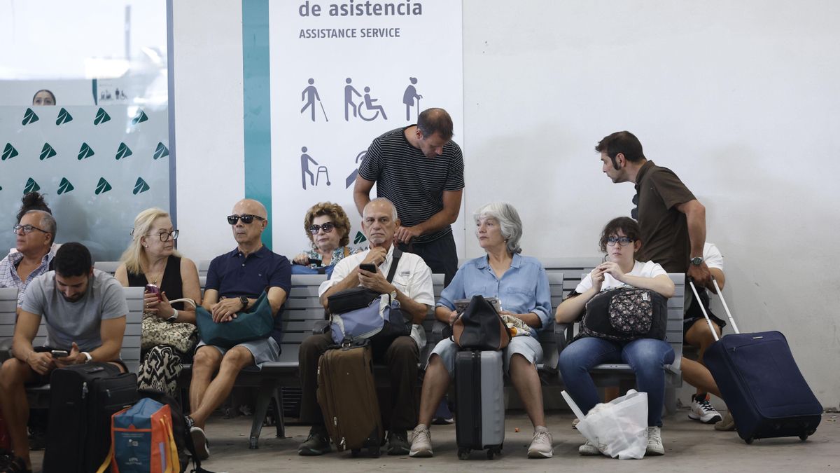 Viajeros esperan en la estación de Chamartín el jueves pasado.