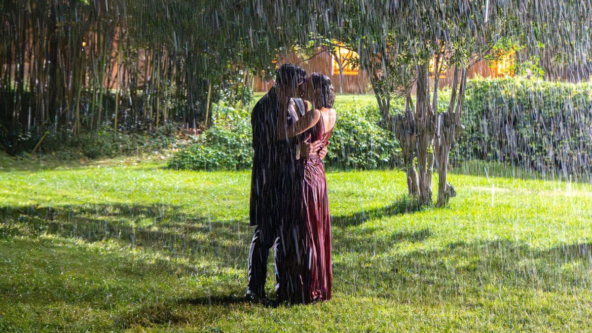 Manuel y Julieta se besan en el jardín