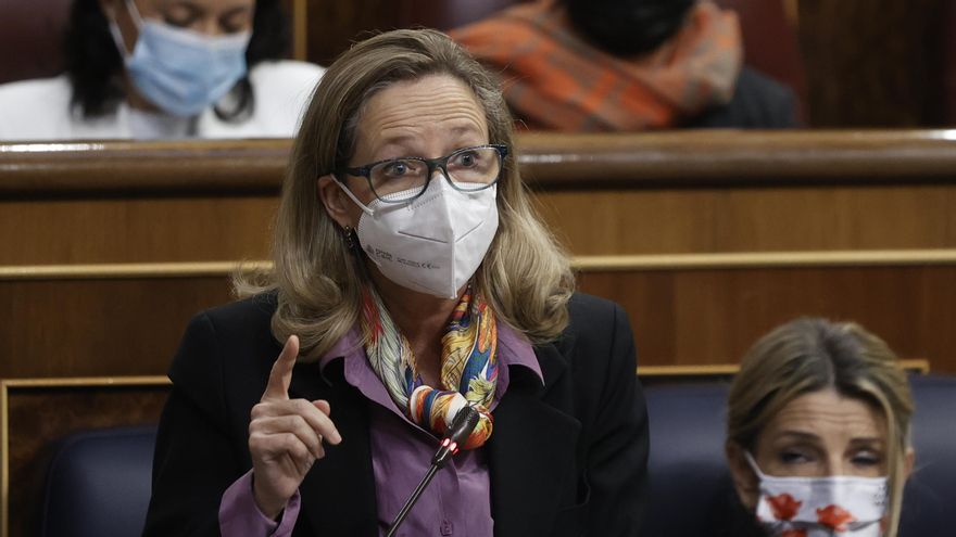 La vicepresidenta primera y ministra de Asuntos Económicos y Transformación Digital, Nadia Calviño, durante la sesión de control al ejecutivo este miércoles en el Congreso donde defiende las actuaciones del Gobierno en el marco de la Unión Europea y de la OTAN respecto a la situación en Ucrania tras la invasión rusa, entre ellas, el envío directo de armas a ese país. EFE/Emilio Naranjo