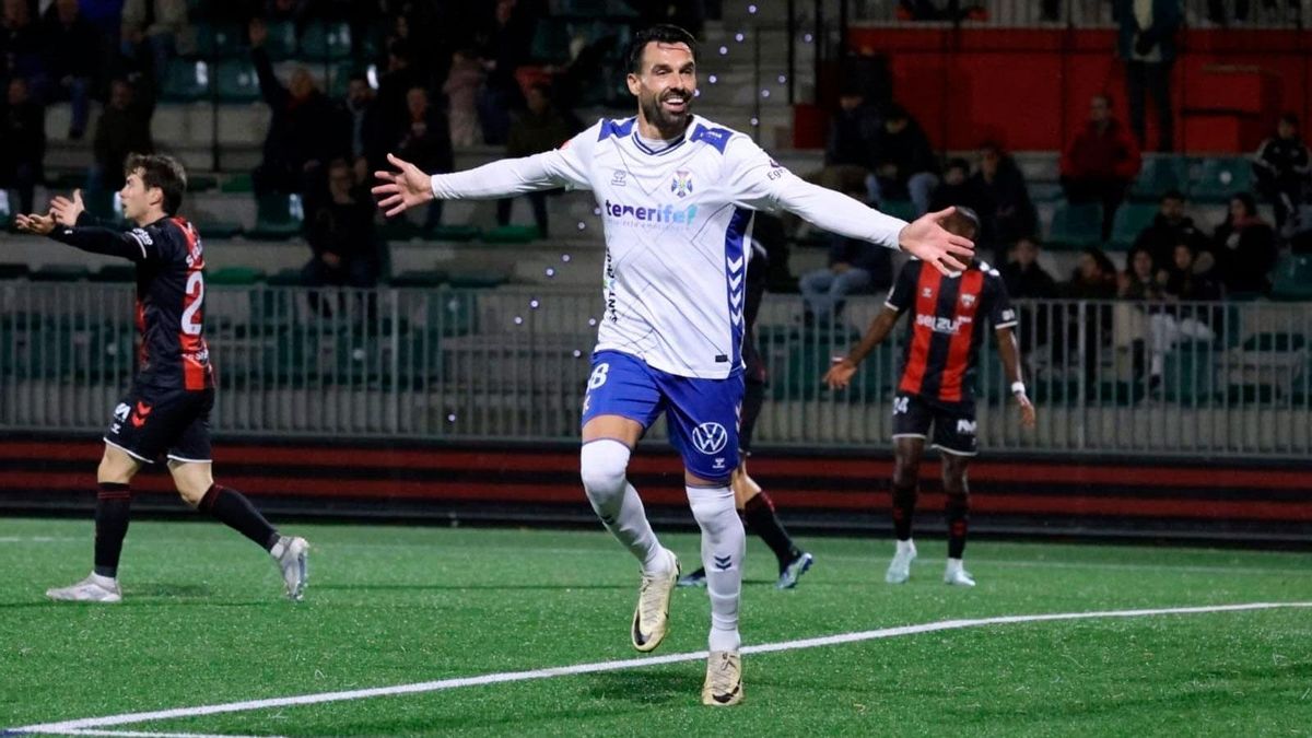 El Tenerife acalla las dudas sobre Gobela con otra goleada