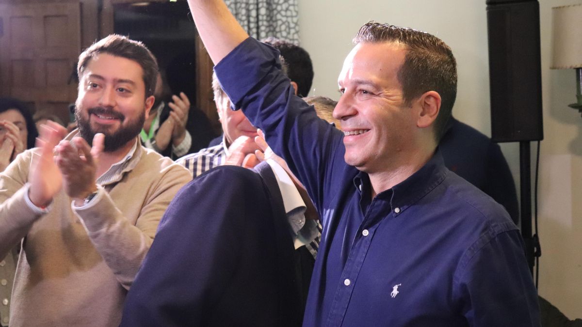 El candidato de Vox a la Junta de Extremadura, Óscar Fernández Calle, antes de comparecer ante la prensa para comentar los resultados electorales. EFE/Vicente M Roso