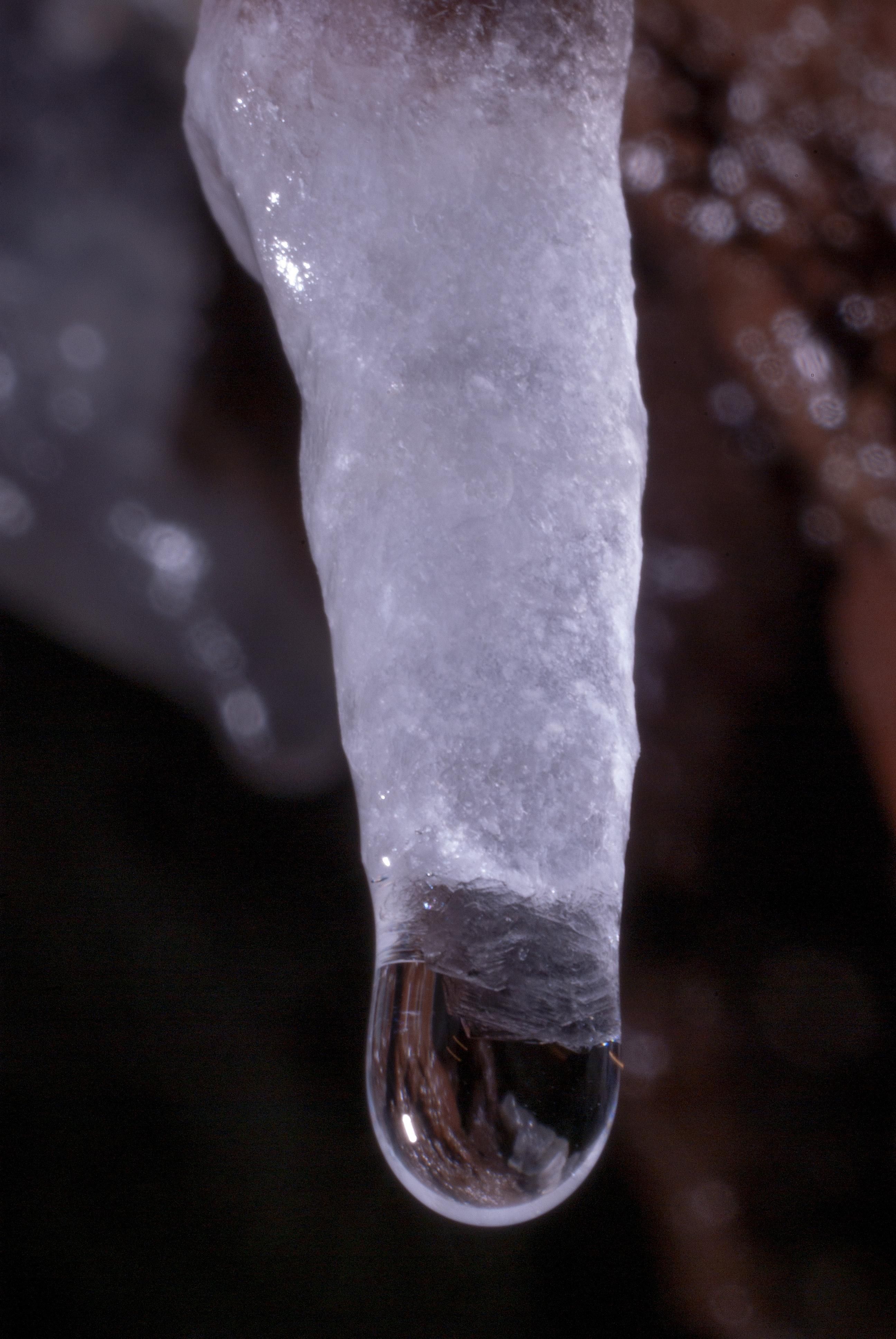 Estalactita efímera disolviéndose en la nueva sima