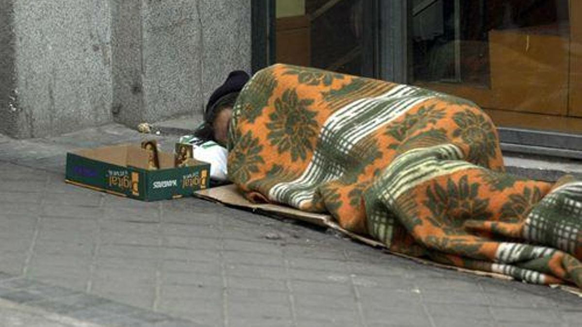 Imagen de archivo de una persona durmiendo en la calle