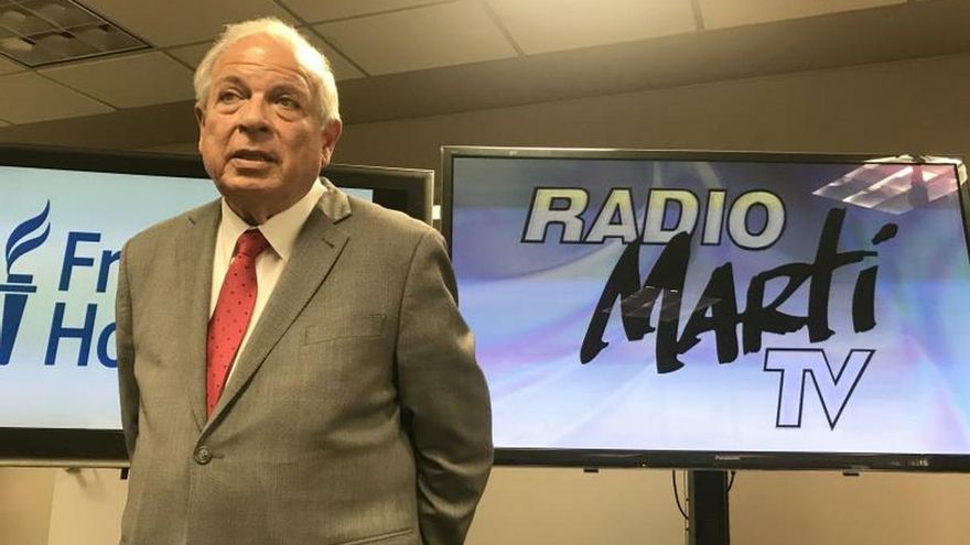 El exalcade de Miami Tomás Regalado renunció a la dirección de la Oficina de Transmisiones hacia Cuba (OCB) del Gobierno de Estados Unidos, encargada de la Radio y la Televisión Martí, tras 15 meses en el cargo, marcados por una auditoría independiente que cuestionó estándares periodísticos.