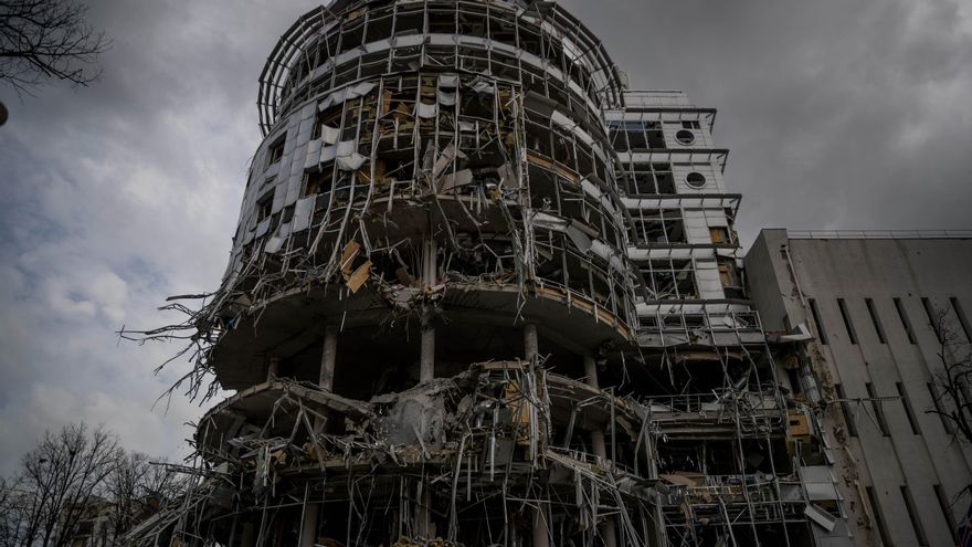 Fotografía del 19 de abril del 2022 que muestra un edificio afectado por proyectiles de alto calibre, en Jarkov (Ucrania). EFE/ Miguel Gutiérrez