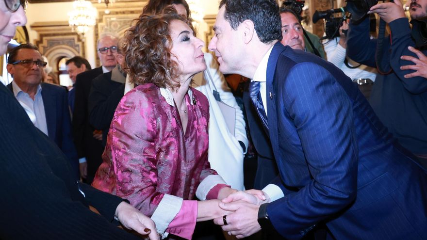 El presidente de la Junta de Andalucía, Juanma Moreno, saluda a la secretaria general del PSOE-A y candidata a la Junta, María Jesús Montero, al inicio del coloquio organizado en Sevilla por Nueva Economía Fórum. A 14 de abril de 2026 en Sevilla