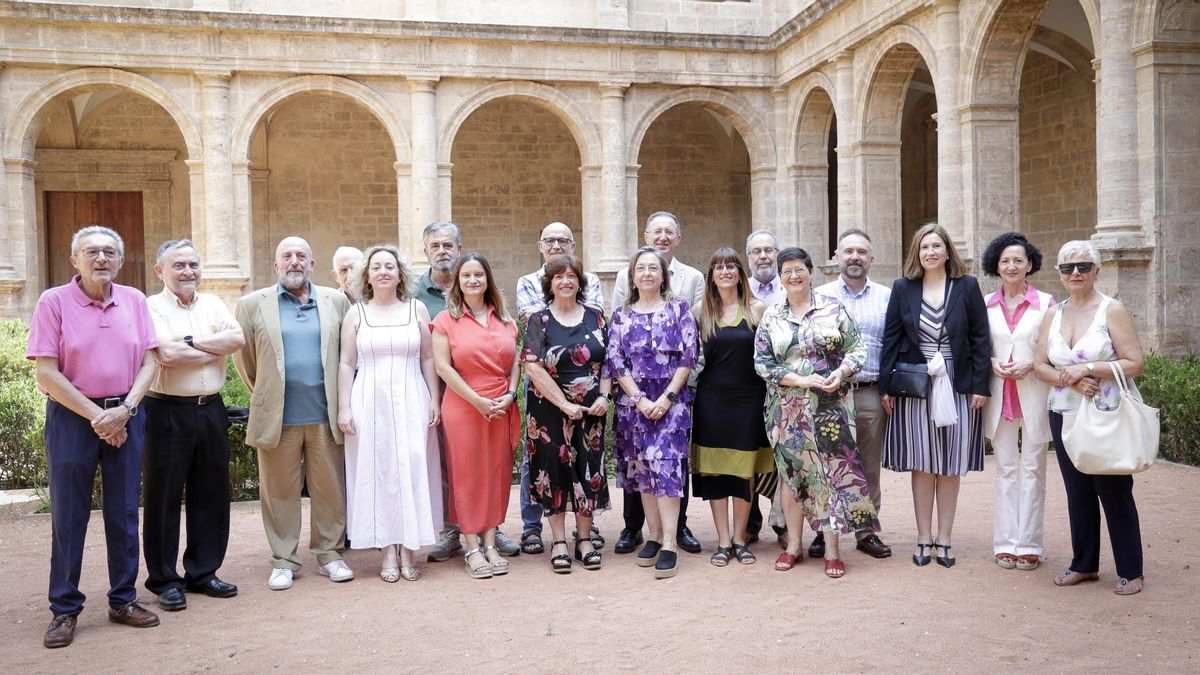 Els acadèmics de l'AVL després de la nova incorporació de Mar Iglesias.