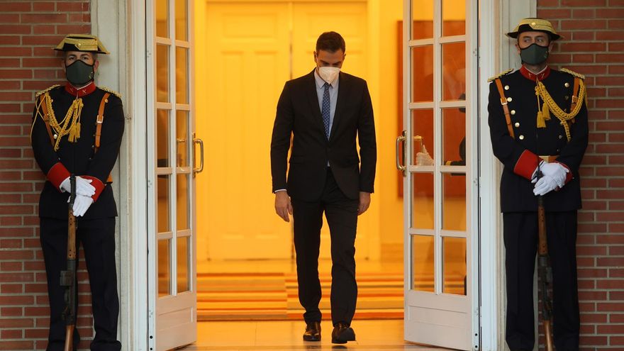 El presidente del Gobierno, Pedro Sánchez (c), en el Palacio de la Moncloa en Madrid.