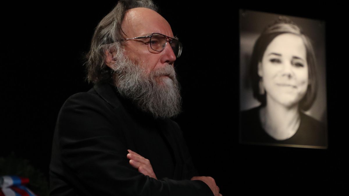 El ideólogo nacionalista ruso Alexander Dugin, en el funeral de su hija, la periodista y politóloga rusa Darya Dugina el 23 de agosto de 2022.
