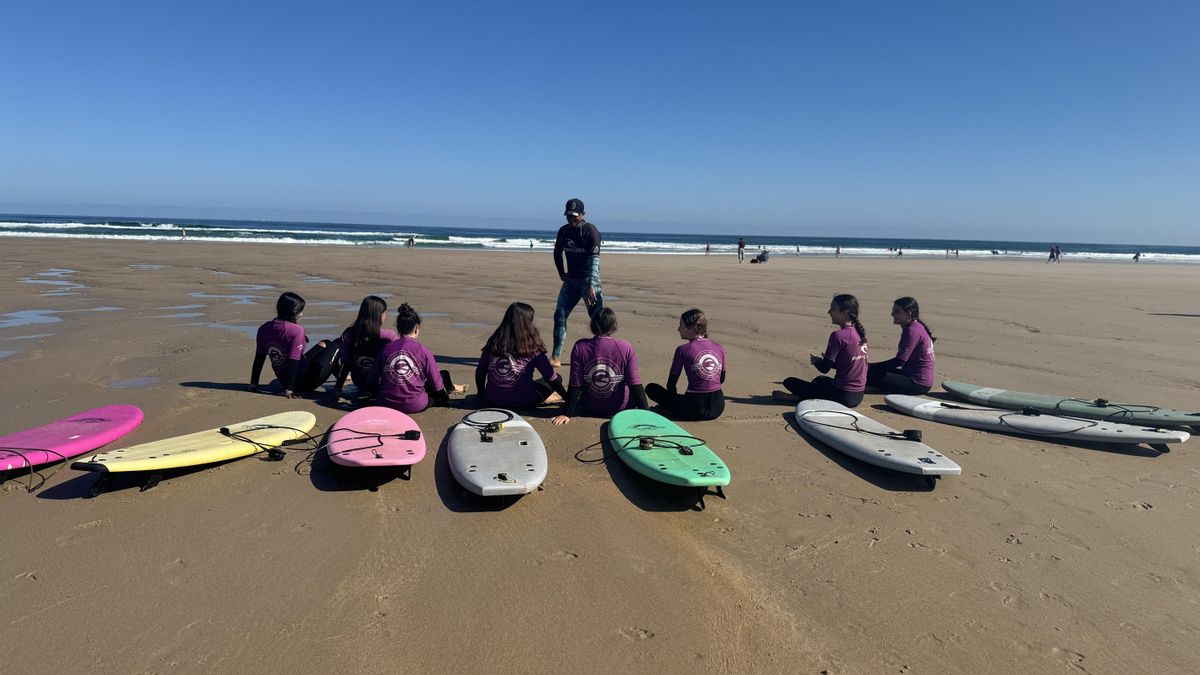 Imagen de uno de los campamentos de verano de la Diputación, de surf en Cantabria.
