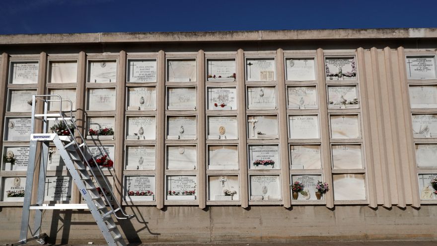 Vista de tumbas en el cementerio de la Almudena, en una fotografía de archivo. EFE/Mariscal