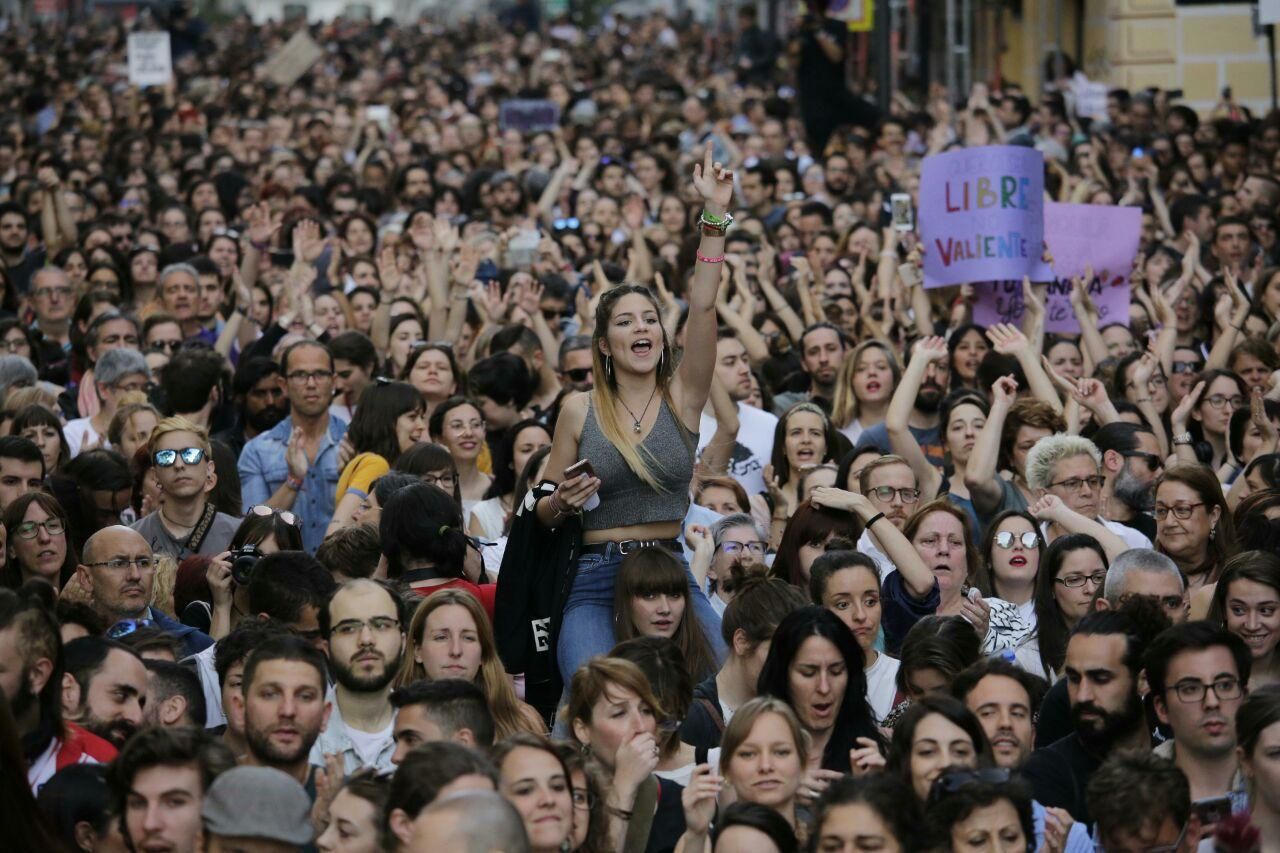 Miles de personas se concentran frente al Ministerio de Justicia en Madrid contra la sentencia de 'la manada'