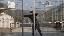 "Han echado a los voluntarios para convertir el centro de refugiados de Lesbos en un campo de detención"