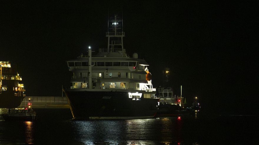 El crucero neerlandés MV Hondius, que ha sufrido un brote de hantavirus a bordo durante su travesía por el Atlántico Sur, ha entrado a las 6.05 horas de Canarias (5.05 GMT) en el puerto de Granadilla de Abona (sur de Tenerife) para fondear y desembarcar a sus ocupantes.