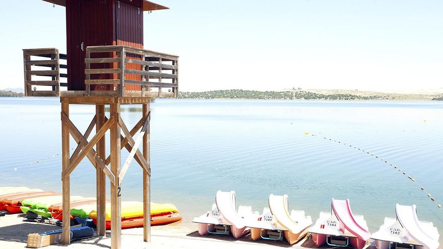 La Playa de Orellana es ideal para poder realizar deportes naúticos.