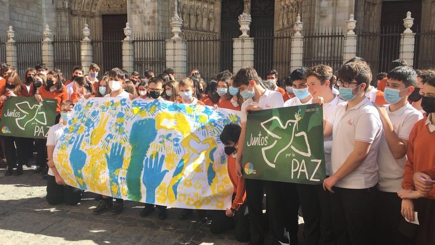 Alumnos del centro Divina Pastora de Toledo se concentraron a las puertas de la catedral