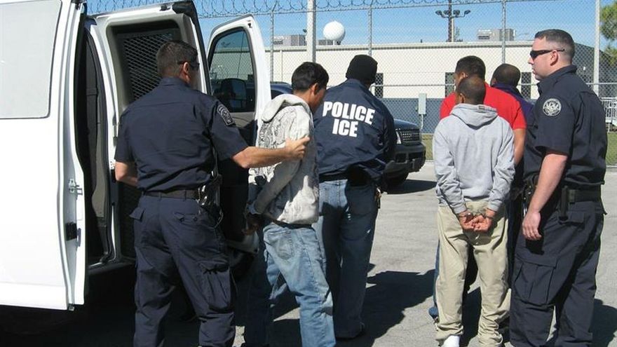Autoridades de inmigración detienen inmigrantes indocumentados.