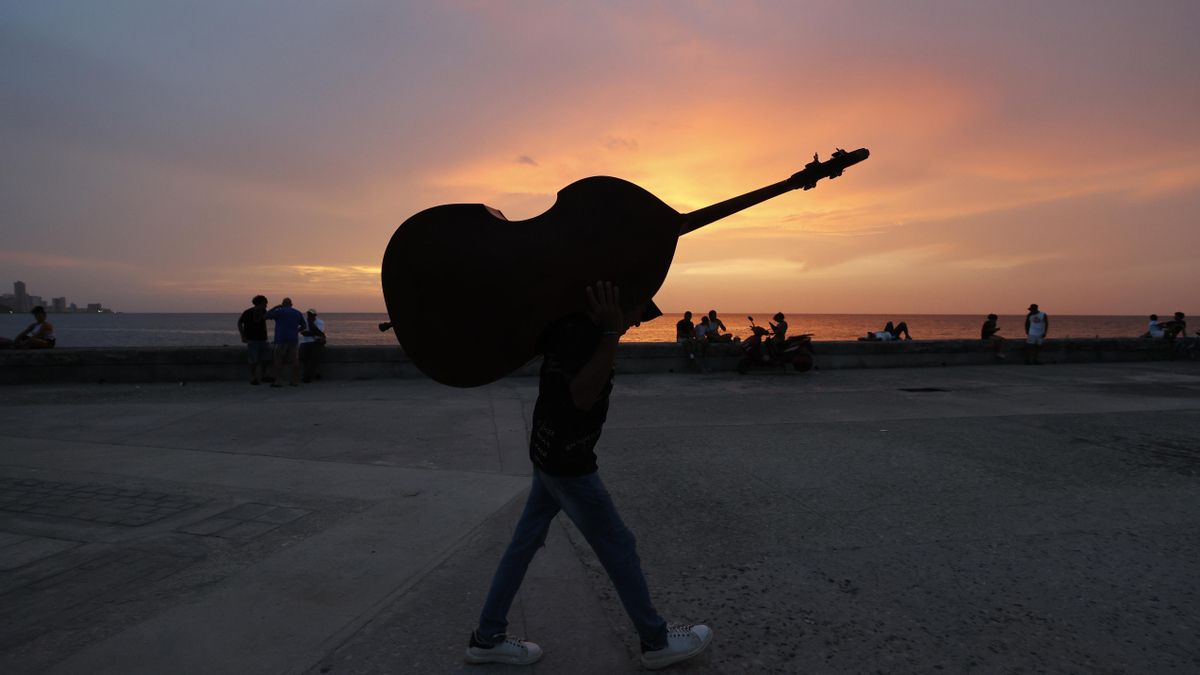 Una persona camina sosteniendo un instrumento durante un apagón el pasado 8 de julio, en La Habana (Cuba)