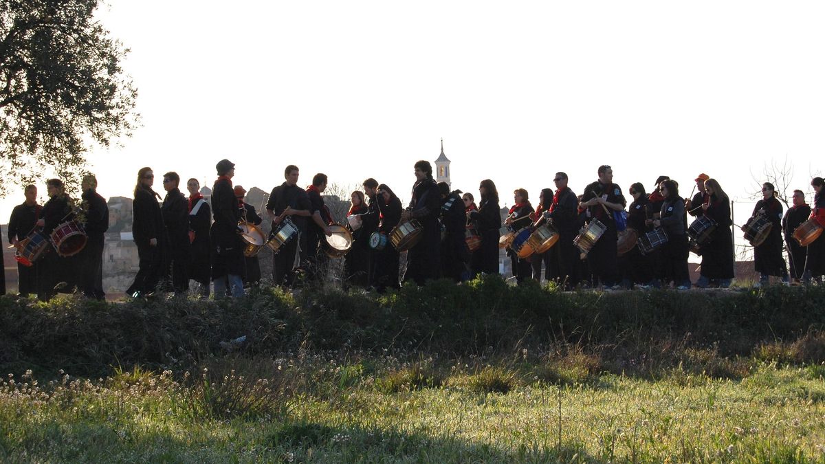 Tamborileros de Hellín durante la procesión del Viernes Santo.