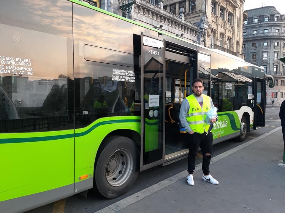 Reparto de mascarillas en las paradas de autobús de Bilbao
