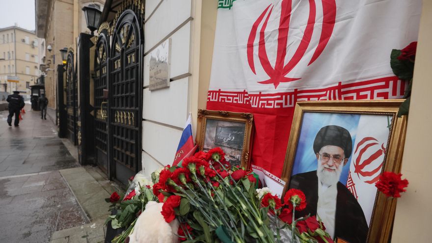 Flores y juguetes son colocados al lado del retrato del líder supremo de Irán, el ayatolá Ali Jameneí, ante la Embajada de Irán en Moscú. EFE/EPA/MAXIM SHIPENKOV
