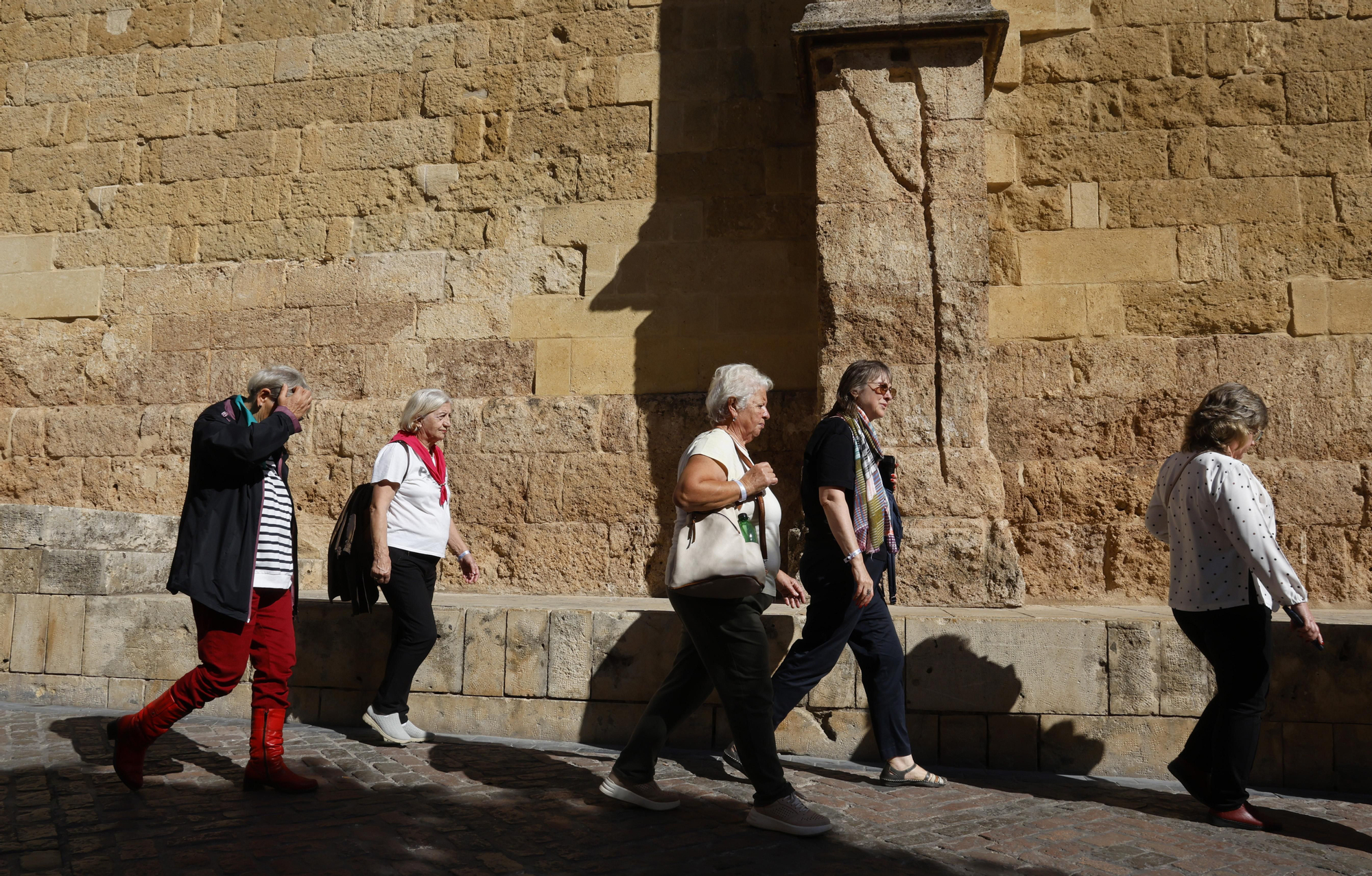 Turistas en el puente de los Santos en Córdoba sin trenes con Madrid