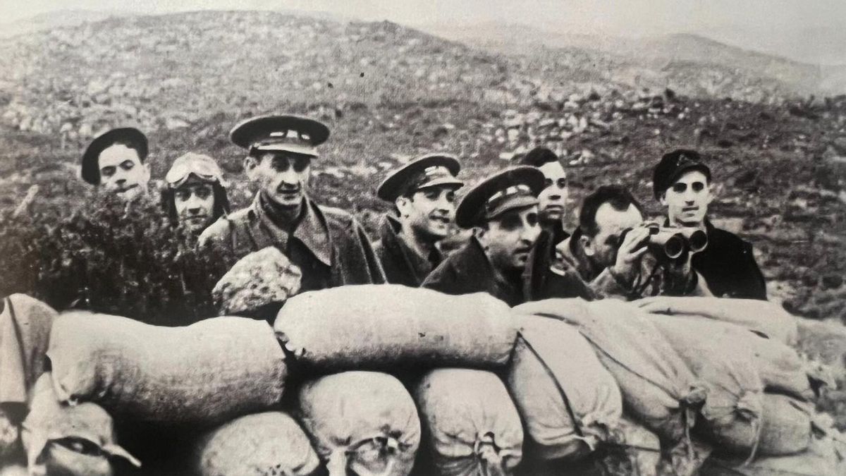 Miguel Hernández en el frente durante la toma de Nuestra Señora de la Cabeza, 1 de mayo de 1937.