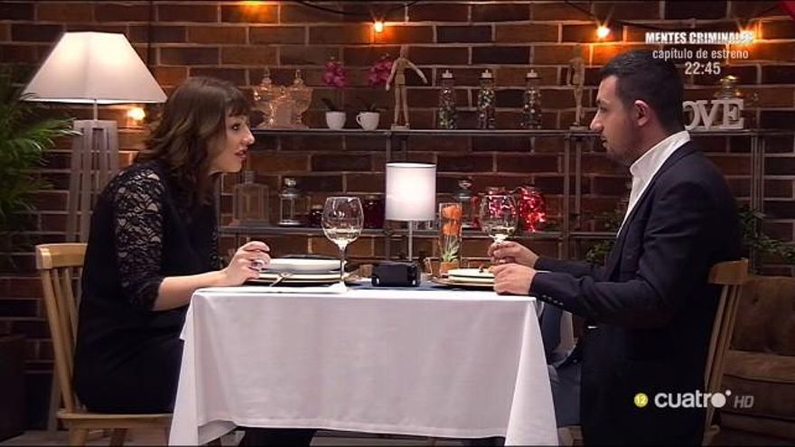 Marco cenando con su cita en First Dates.