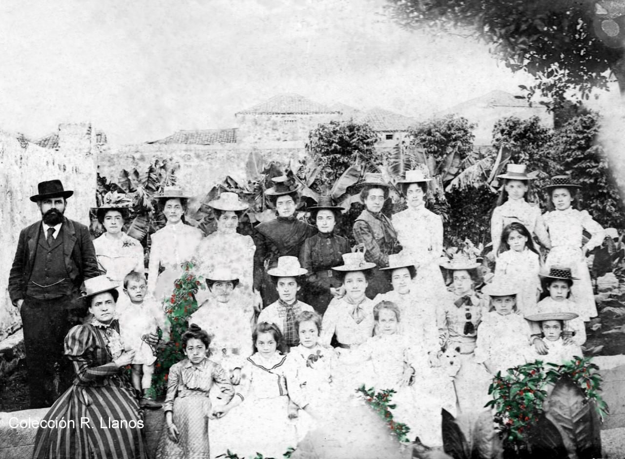 Plantas de cafetos al fondo. Familia Sosvilla Felipe. Foto de Miguel Brito, 1899. De la coleccion de Rafael Llanos.